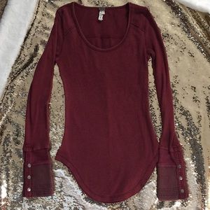 ❌SOLD❌Women's We The Free maroon thermal top.